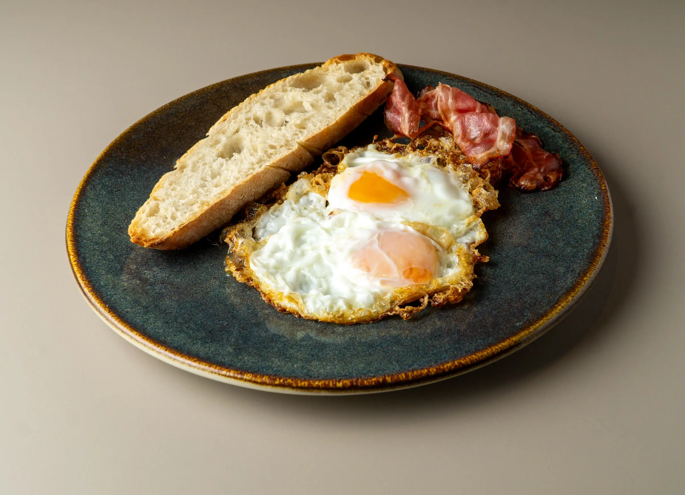 Huevos fritos con pan y bacon