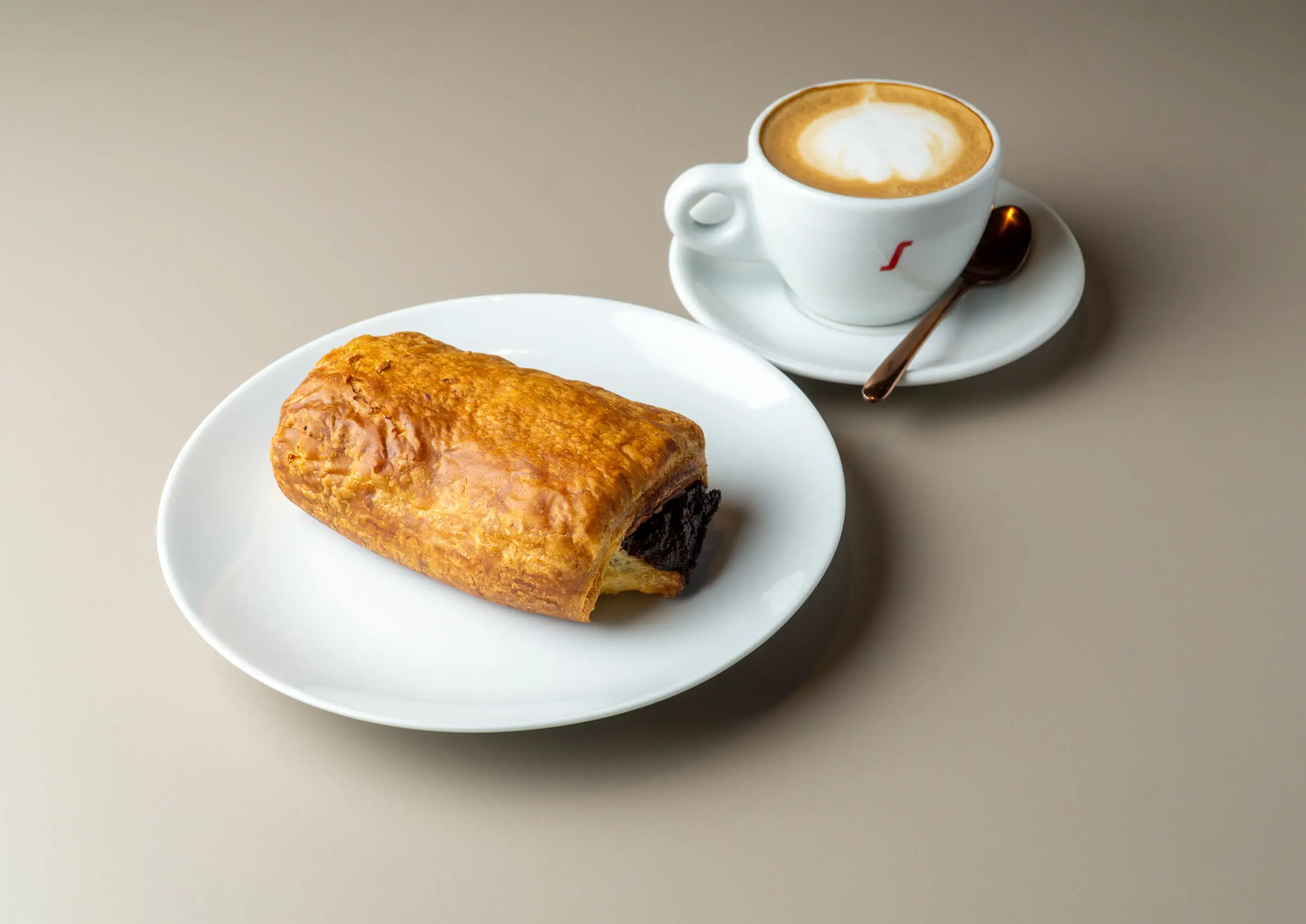 Napolitana de chocolate con café