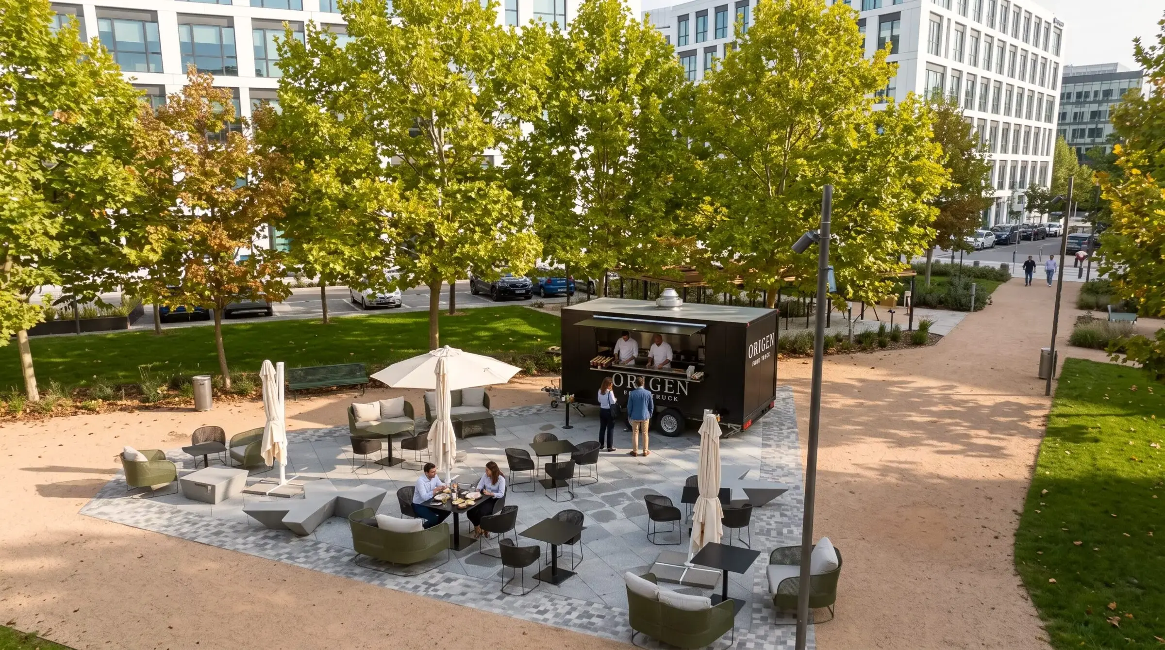 Vista de la plaza con la terraza y el food truck